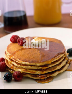 Pile de Crêpes avec sirop d'érable et de fruits frais Banque D'Images