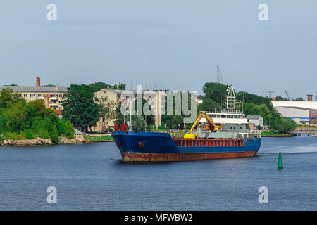 Blue cargo avec excavatrice longue portée déménagement au port Banque D'Images
