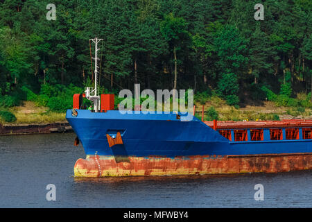 Blue cargo avec excavatrice longue portée déménagement au port Banque D'Images