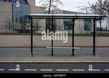 Le nouveau verre intégré abri d'un arrêt de bus modernes à une rue. Banque D'Images