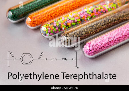 Granulés de polyéthylène téréphtalate (PET) , formule chimique. Granulés de plastique et l'esprit de la structure chimique de couleur .granulés plastiques. Banque D'Images