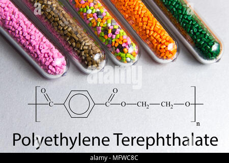 Granulés de polyéthylène téréphtalate (PET) , formule chimique. Granulés de plastique et l'esprit de la structure chimique de couleur .granulés plastiques. Banque D'Images