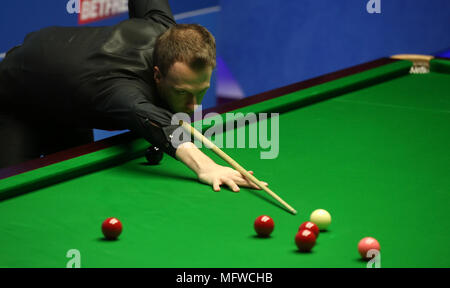 Judd Trump pendant son match contre Chris Wakelin durant la sixième journée des Championnats du Monde 2018 à l'Betfred creuset, Sheffield. Banque D'Images