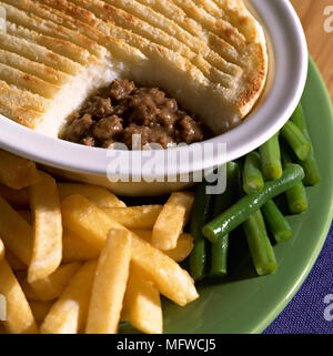 ShepherdÕs pie avec frites et haricots verts Banque D'Images