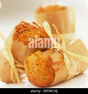 Muffins dans du papier brun et raphia wrap Banque D'Images