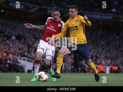 Hector Bellerin d'Arsenal (à gauche) et l'Atletico Madrid Hernandez Lucas bataille pour la balle durant la demi-finale de l'UEFA Europa League, premier match aller à l'Emirates Stadium, Londres. Banque D'Images