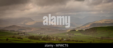 Lowick, le Crake Valley, Coniston Water et la Furness Fells prises du côté de Lowick Niveau commun en Cumbria. Banque D'Images