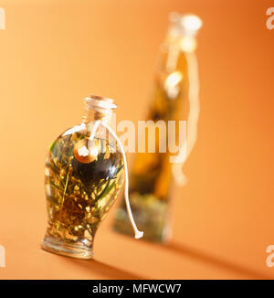 Bouteilles en verre rempli d'huile et de fines herbes Banque D'Images