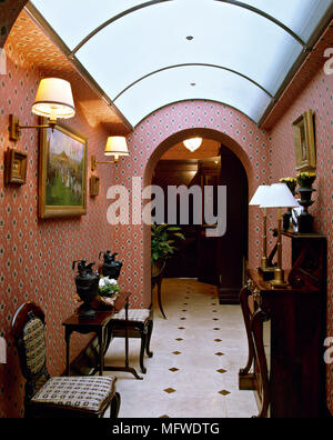 Dans le couloir avec plafond voûté peint motif rouge et allumé, Banque D'Images