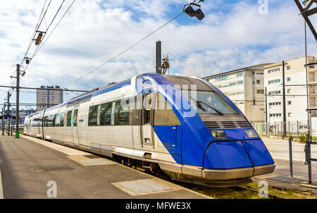 Train express régional à Tours gare - France Banque D'Images