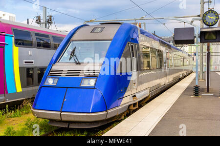 Train express régional à Tours gare - France Banque D'Images