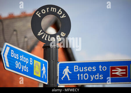 Formby, Arrondissement de Sefton, Merseyside, Angleterre. village tous commerces sur Chapel Lane Banque D'Images