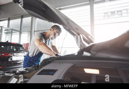 Photo montrant la voiture véhicule réparation service worker Banque D'Images