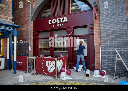 Costa Coffee ouverture officielle de la TV, ITV Granada, soap Coronation Street. Banque D'Images