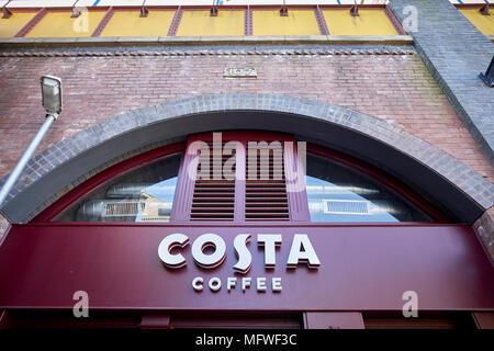 Costa Coffee ouverture officielle de la TV, ITV Granada, soap Coronation Street. Banque D'Images