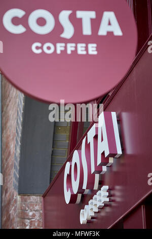 Costa Coffee ouverture officielle de la TV, ITV Granada, soap Coronation Street. Banque D'Images