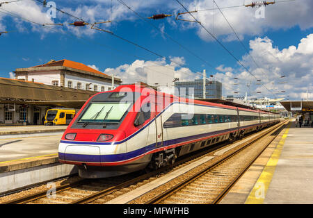 Train électrique moderne à Porto-Campanha station - Portugal Banque D'Images