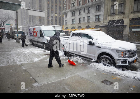 Manhattan à New York City , office worker déblayer la neige du trottoir près de Broadway, Times Square Banque D'Images