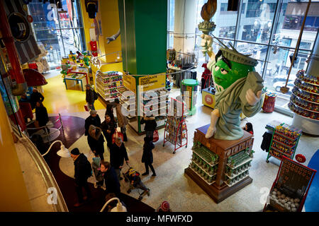 Manhattan à New York City dans le M&M shop Times Square Banque D'Images