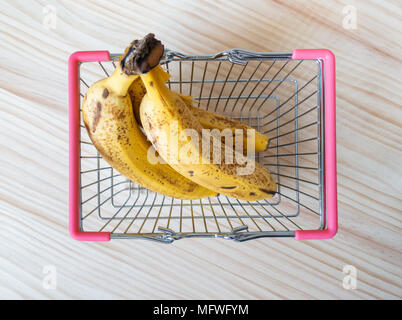 Trois Bananes mûres en mini panier Banque D'Images