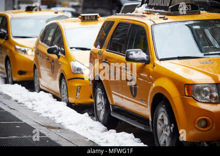 Manhattan à New York City taxi jaune moderne reposant dans la neige Banque D'Images