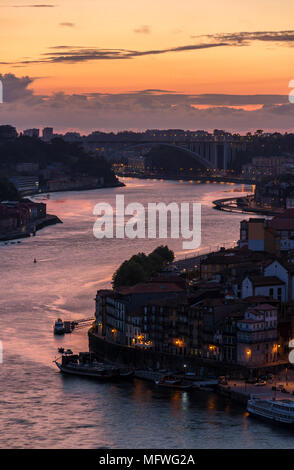 Coucher de soleil sur Porto - Portugal Banque D'Images