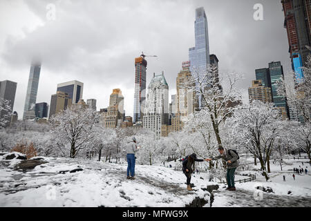 Manhattan à New York City Easter snow couvre Grand Central Park, des gratte-ciel à travers les arbres au juge-arbitre Rock Banque D'Images