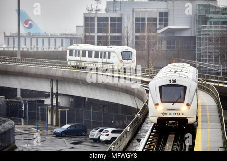 AirTrain JFK, l'aéroport international John F. Kennedy en viaduc sans équipage passagers avec bornes de connexion Banque D'Images