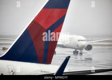 JFK, John F. Kennedy International Airport Delta Airlines au terminal 4 Banque D'Images