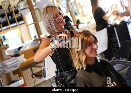 Une coiffure en photo à un jeunes filles cheveux à la coiffure à Chichester, West Sussex, UK. Banque D'Images