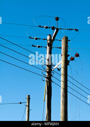 Lignes aériennes de transport d'énergie électrique des câbles de transport et de distribution contre un ciel bleu clair Banque D'Images