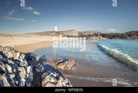 Phare de Bonaventure île Llanddwyn sur la côte ouest de l'Anglessey dans territoires du Pays de Galles, Royaume-Uni Banque D'Images