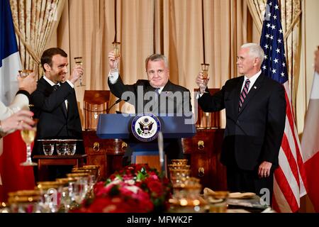 Le secrétaire d'État américain John Sullivan, centre, toasts la relation franco-américaine en tant que Vice-président Mike Pence, à gauche, et le président français, Emmanuel Macron inscrivez-vous dans l'état durant au déjeuner à le département d'État des États-Unis le 24 avril 2018, à Washington, DC. Macron est une visite d'État à Washington, le premier président depuis Trump a pris le pouvoir. Banque D'Images