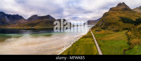 La route panoramique le long du littoral et des montagnes sur les îles Lofoten Banque D'Images