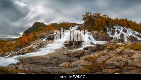 Cascade à Moskenesoya, Lofoten Lofoten, Norvège Banque D'Images