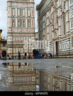 Le Campanile et le côté de la Cathédrale, encadré dans une flaque, Florence, Italie. Banque D'Images