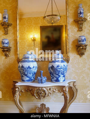 Côté Antique table affiche les pots en céramique bleu et blanc sous mirror Banque D'Images