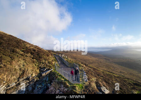 Plate-forme d'observation surplombant les falaises Fogher sur Goekaun, mountian Valentia Island dans le comté de Kerry, Irlande Banque D'Images