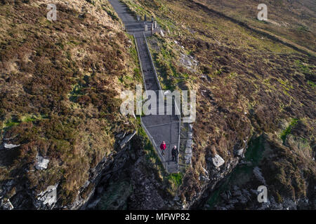 Plate-forme d'observation surplombant les falaises Fogher sur Goekaun, mountian Valentia Island dans le comté de Kerry, Irlande Banque D'Images