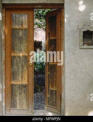 Portes en bois rustique avec une porte ouverte Banque D'Images