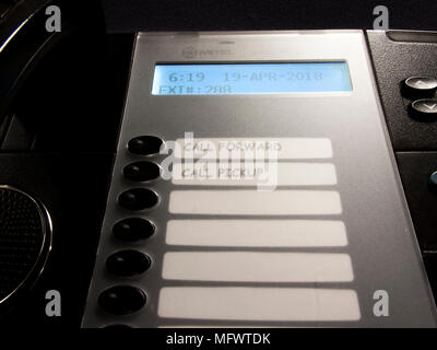 Bouton poussoir bureau téléphone de bureau avec le renvoi d'appel et prise d'écran d'affichage numérique et affichage de l'heure, la date et le numéro de poste Banque D'Images