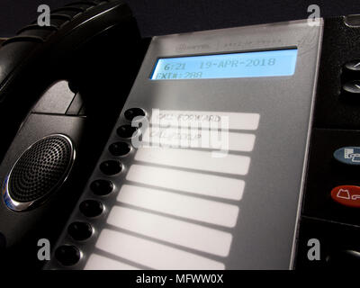 Bouton poussoir bureau téléphone de bureau avec le renvoi d'appel et prise d'écran d'affichage numérique et affichage de l'heure, la date et le numéro de poste Banque D'Images