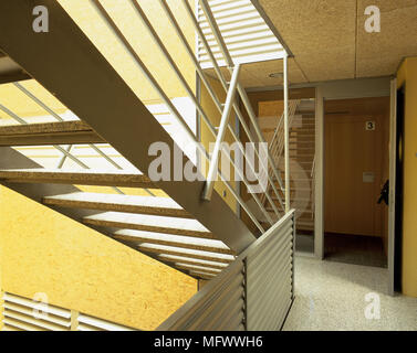 Vue d'un escalier à l'intérieur d'un immeuble de bureaux Banque D'Images