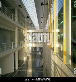 Vue d'un couloir éclectique à l'intérieur d'un immeuble de bureaux Banque D'Images