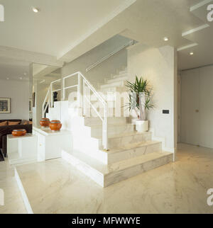 Vue d'un escalier menant à l'éclectique à un salon Banque D'Images