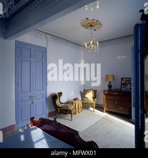 Vue d'un lustre élégant dans une chambre à coucher Banque D'Images