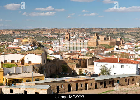 Cathédrale et château Alcazaba vu en vue de l'autre côté de la ville de Gaudix. Province de Grenade, Andalousie, Espagne du Sud Banque D'Images