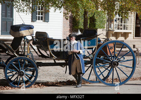 En plus de sa détente pilote costumés cheval chariot restauré sur Duc de Gloucester Street, dans la ville coloniale de Williamsburg en Virginie Banque D'Images