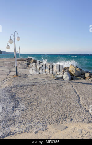 Vagues se brisant sur les rochers d'une jetée près de Kalithea, Grèce Banque D'Images