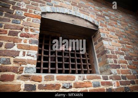 Les mains de captifs sur des barres de fer dans la région de Colonial Williamsburg prison restauré Banque D'Images